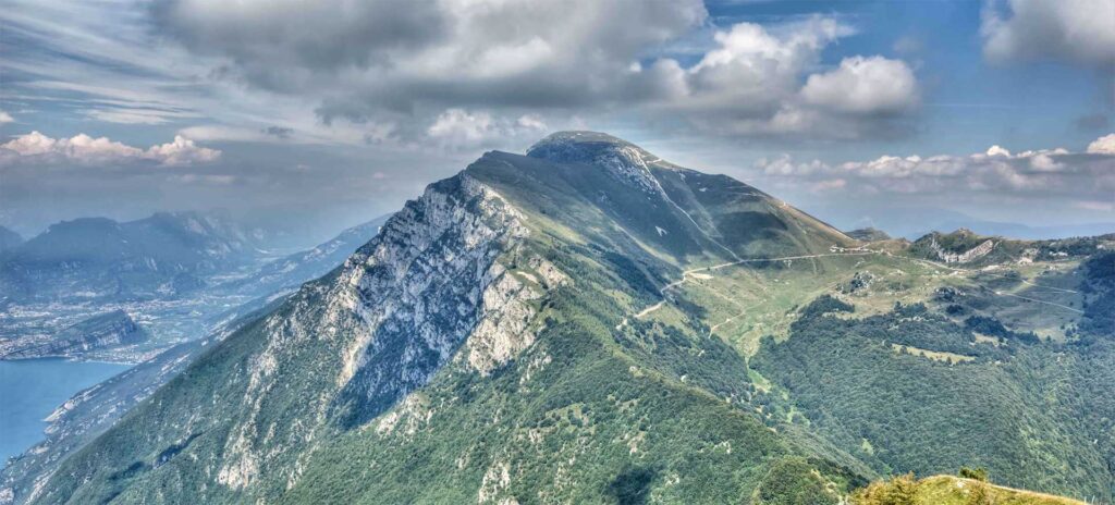 Keindahan Alam Luar Biasa di Pegunungan Monte Baldo Italia