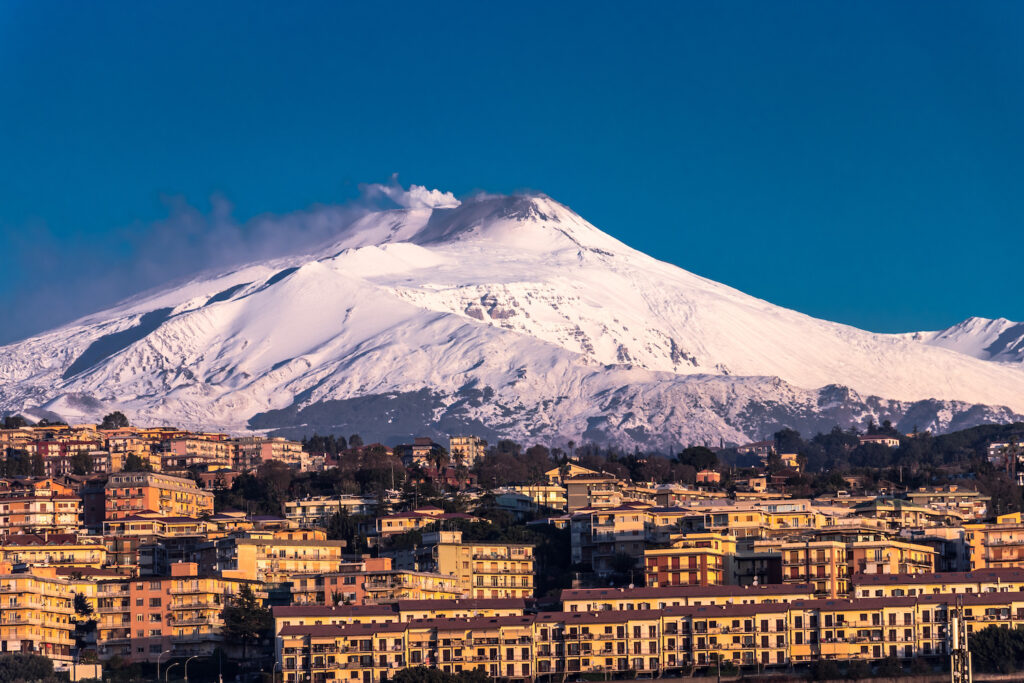 Rekreasi Mendaki Puncak Keagungan di Mount Etna